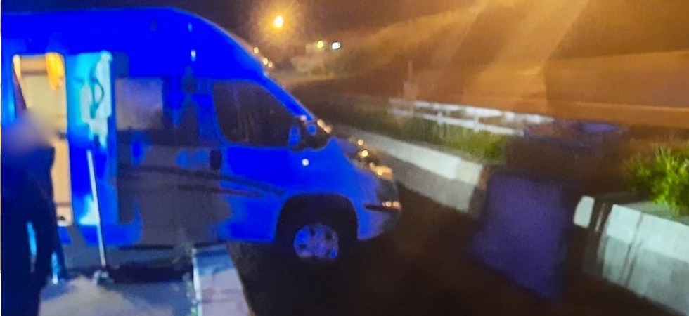 Cede il freno a mano e finiscono con il camper dentro un fosso, disavventura per alcuni turisti
