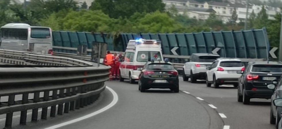 Foto Gruppo Facebook "SS47 VALSUGANA,AGGIORNAMENTI TRAFFICO.." Incidente poco dopo la galleria di Martignano: due auto in testacoda