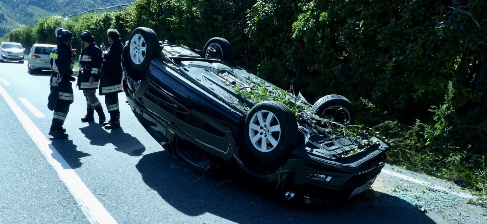 Paura sulla statale: perde il controllo dell'auto e si ribalta