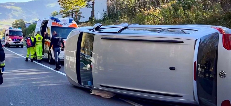 Perde il controllo della Volkswagen e si ribalta: il conducente trasportato in ospedale