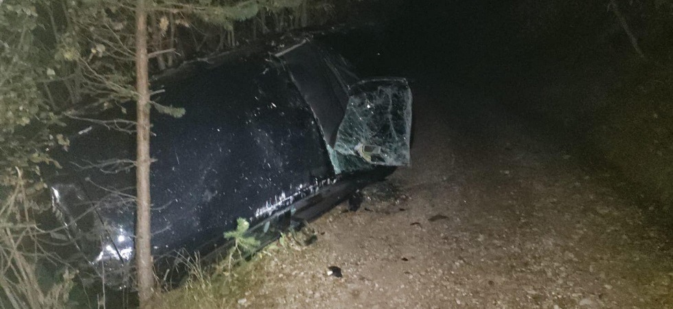 Perdono il controllo dell’auto e precipitano sulla strada sottostante: il mezzo rimane in bilico sul ciglio della scarpata