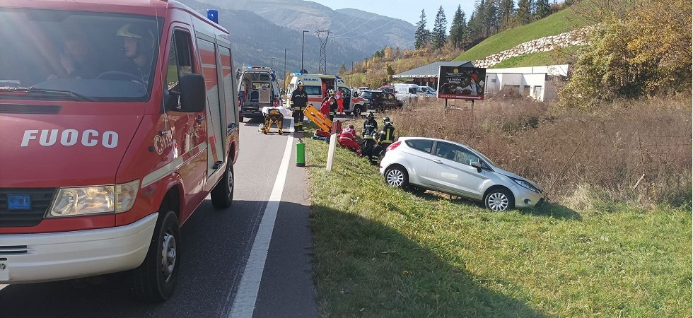 Schianto tra auto e una macchina finisce nel prato: un conducente trasferito all'ospedale
