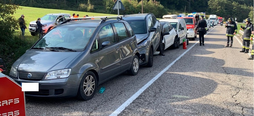 Tamponamento tra più auto sulla Gardesana, cinque persone coinvolte e traffico in tilt sulla statale