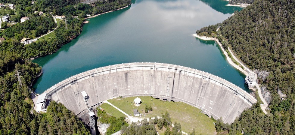 Il lago mantenuto a quota fissa, la salvaguardia della fauna ittica e la rimozione dei detriti legnosi dalle sponde
