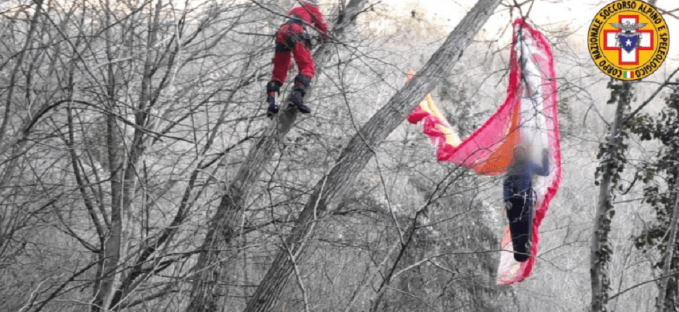 Due piloti di parapendio sbagliano l’atterraggio e rimangono incastrati fra i rami degli alberi