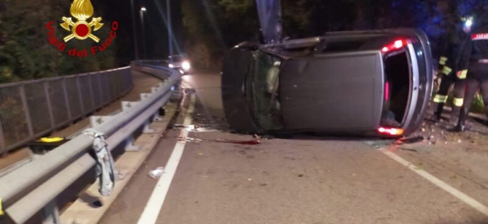 Si schianta con l'auto contro la roccia e si ribalta, 24enne in gravissime condizioni: ricoverato in rianimazione