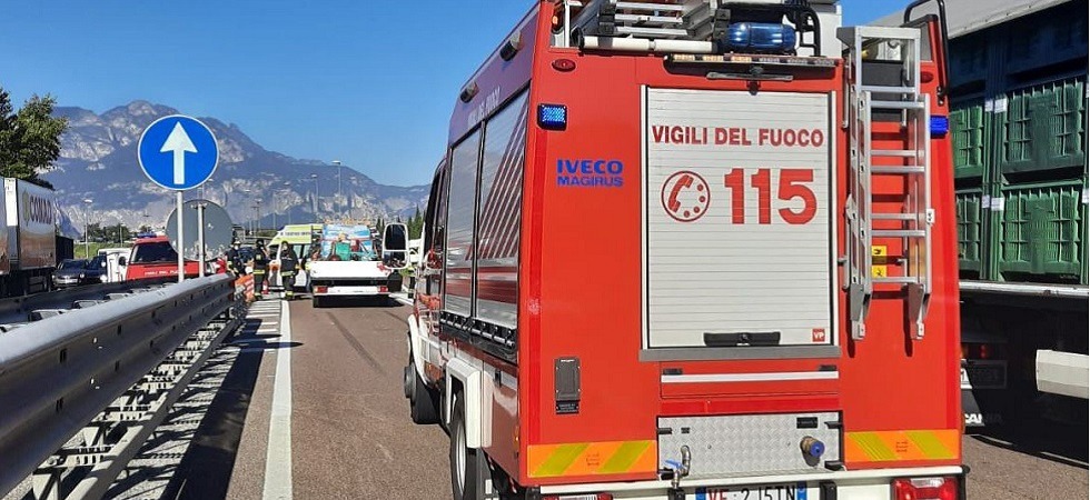 Schianto tra un autocarro, una moto e una macchina sulla provinciale, i vigili del fuoco intervengono con le pinze idrauliche