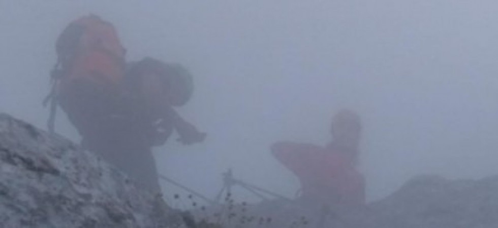 Foto d'archivio Sbaglia sentiero a causa della nebbia e resta bloccata in un canale: l’operazione di recupero si conclude in piena notte