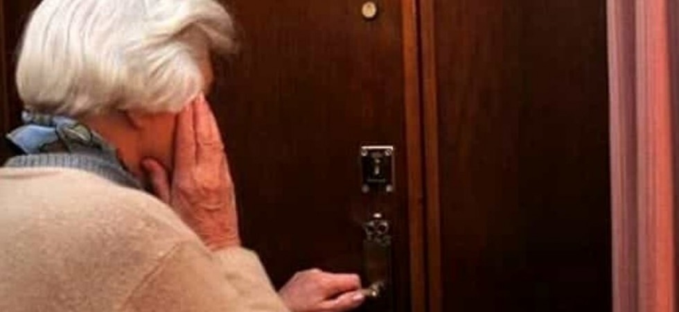 Lite tra vicine, grida al megafono per togliere il sonno all'anziana di 102 anni