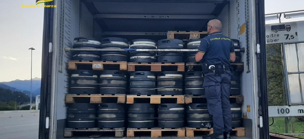 A22, sequestrati oltre 3200 litri di birra: nei guai il conducente di un mezzo pesante e i titolari di una ditta