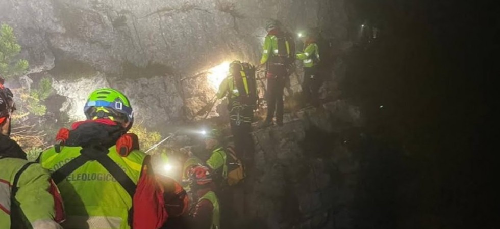Scivola in un canalone e sbatte la testa, paura per uno speleologo di Trento