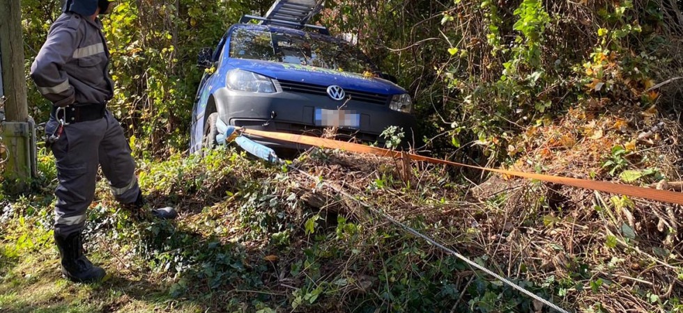 L'auto inizia a muoversi dal parcheggio e precipita in una scarpata, il difficile intervento dei vigili del fuoco