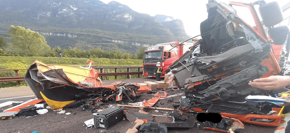 Terribile scontro sull'A22, la cabina di un autoarticolato si divide a metà dopo l'impatto con un altro mezzo pesante