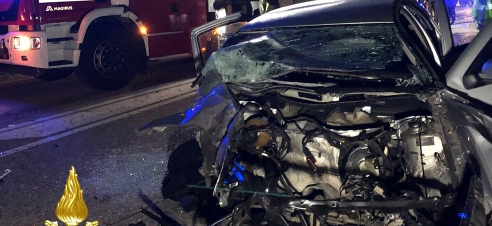 Terribile frontale tra due auto nella notte: un mezzo si rovescia e finisce fuori strada