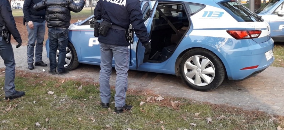 Gira per la città con un'accetta in mano, gli agenti lo fermano estraendo il taser