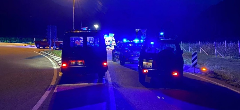 Schianto in rotatoria, auto contro moto: 52enne trasportato all'ospedale di Trento
