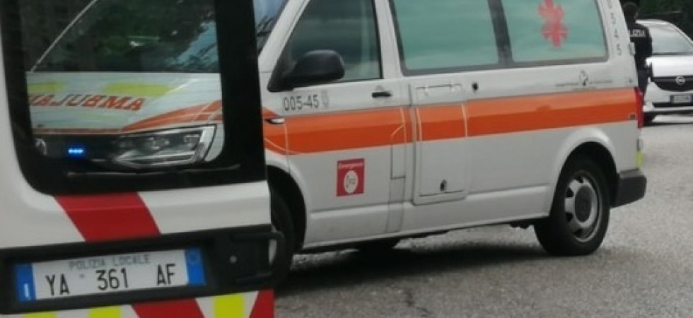 Incidente in tangenziale a Trento, perde il controllo dell'auto e si schianta: 32enne trasportato in ospedale