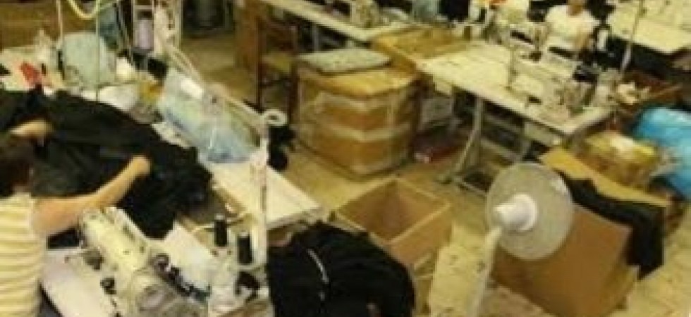 Costretti a lavorare senza misure di sicurezza e a dormire e mangiare in uno stanzino senza luce e finestre