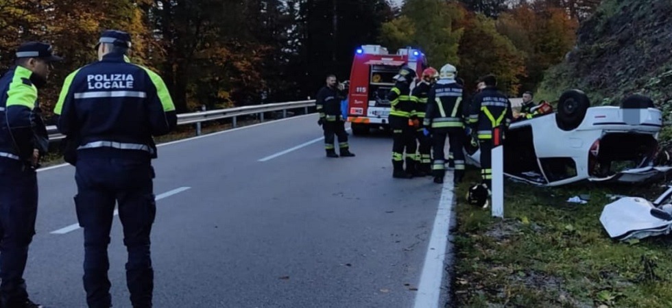 Perde il controllo dell'auto, invade la corsia opposta e si ribalta