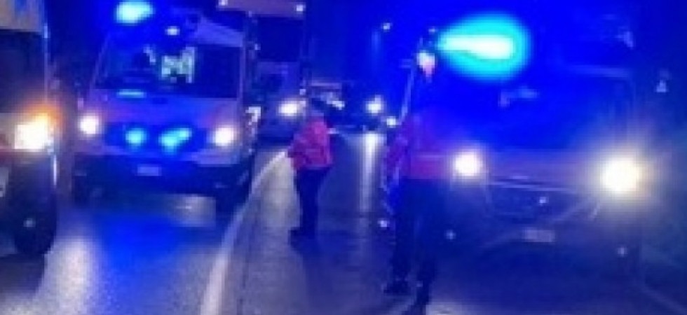 Tragedia nella notte, perde il controllo della moto e si schianta contro una recinzione
