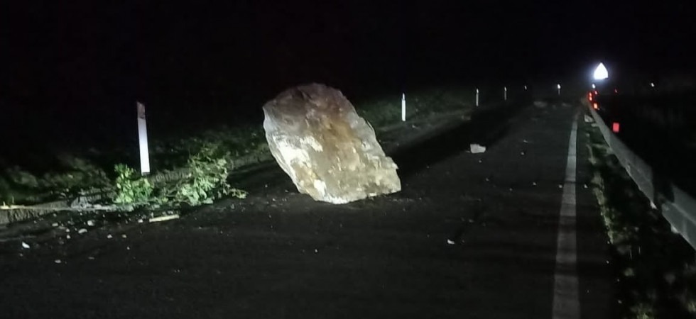Frana nella notte, un grosso masso piomba sulla strada