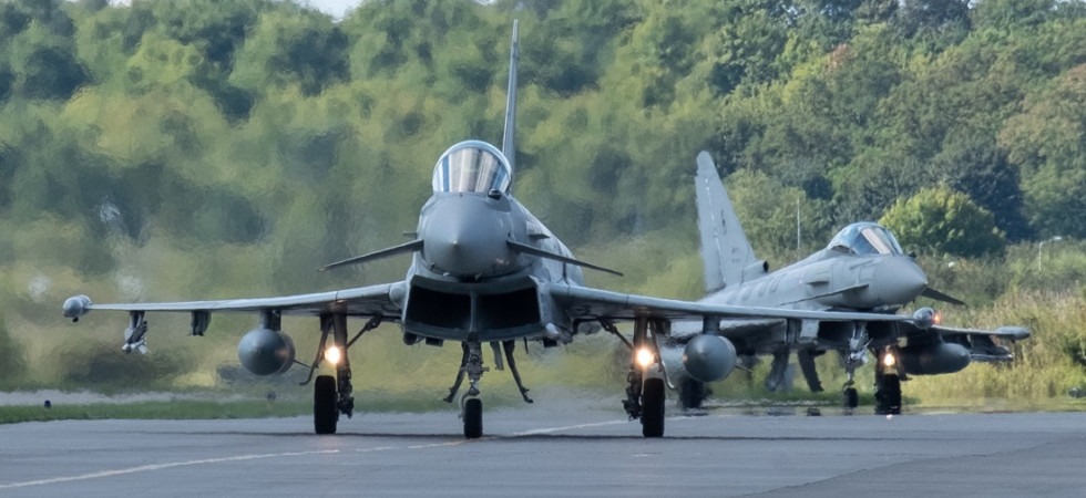 Sfida nei cieli, caccia russi nello spazio Nato: decollo immediato per due Eurofighter italiani