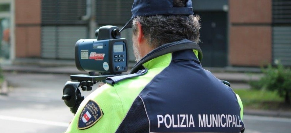 In centro sfreccia a 106 chilometri orari su una strada con il limite di 40: maxi multa e sospensione della patente