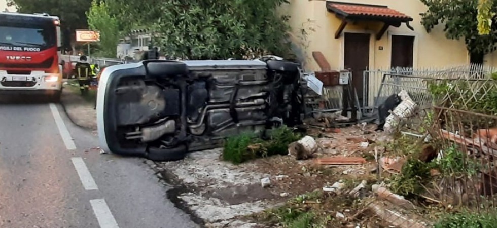 Si ribalta con l'auto e finisce per schiantarsi contro una colonnina provocando una fuga di gas