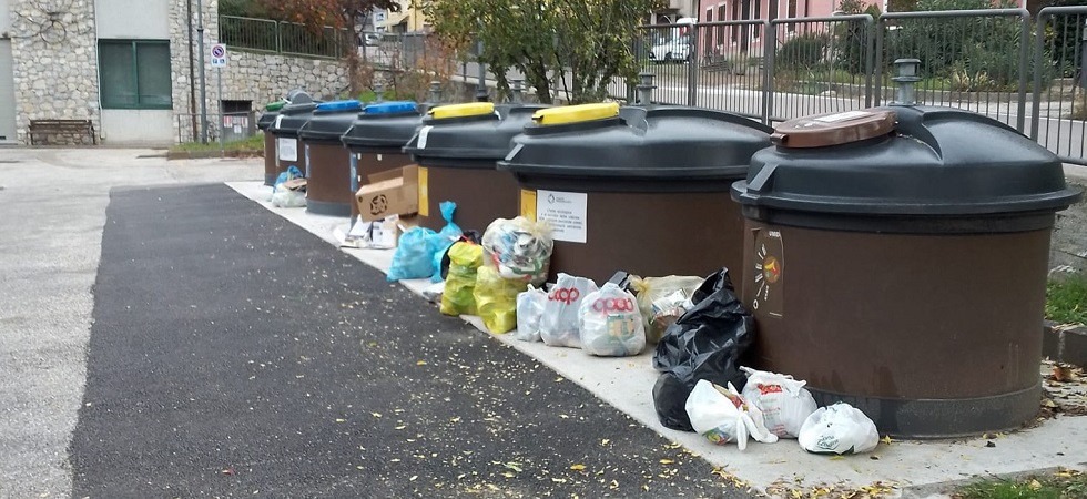 Rifiuti abbandonati? Il sindaco: “Abbiamo chiuso le campane per scoprire chi non fa il porta a porta”