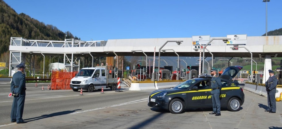 Immigrazione clandestina, bloccato sull'A22 mentre trasportava sei connazionali verso l'Italia con una monovolume
