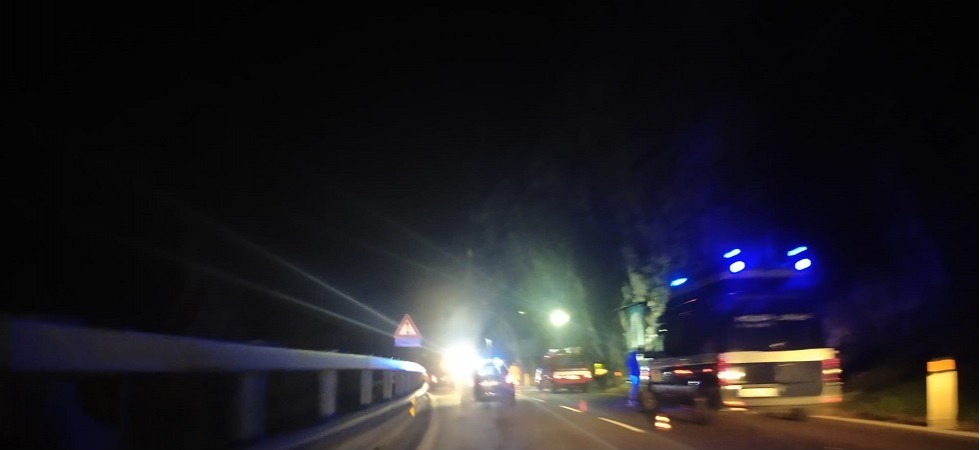 Una persona investita da un'auto e sbalzata sulla Gardesana, il ferito trasferito all'ospedale