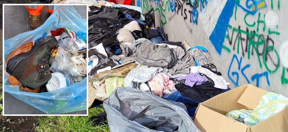 Raccolta differenziata: dagli scarponi insieme a plastica e carta ai vestiti abbandonati