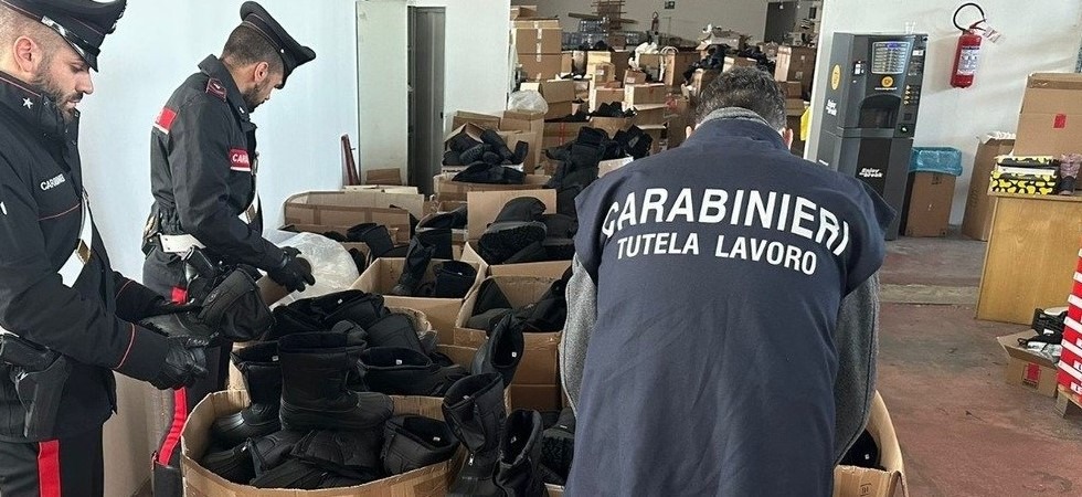 Turni massacranti per poco più di 3 euro all’ora, operai costretti a vivere nelle roulotte al freddo e senza servizi