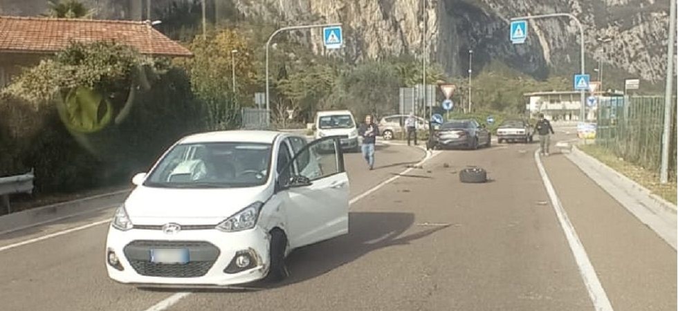 Scontro tra auto sulla Gardesana, tre persone all'ospedale
