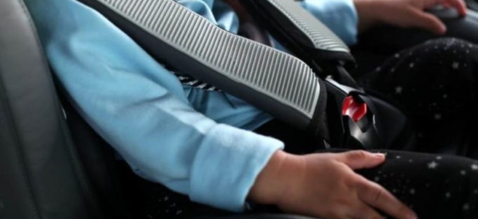 Lasciano il bimbo di 3 anni in macchina e loro vanno a fare shopping: denunciati dai carabinieri per abbandono di minore