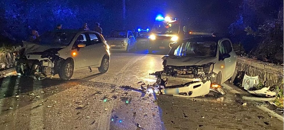 Spaventoso frontale tra due auto sulla statale, quattro feriti trasferiti all'ospedale