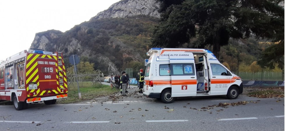 Perde il controllo della bici e sbatte violentemente la testa sull'asfalto