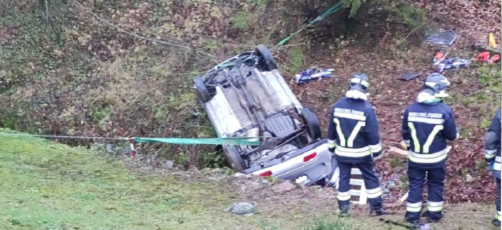 Esce di strada e si cappotta con l'auto sul greto di un torrente