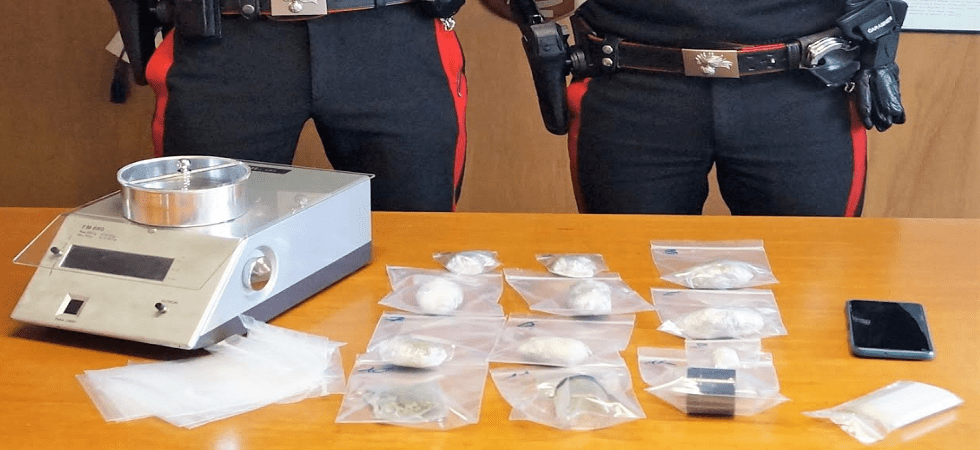 Passano i carabinieri e si mostra molto nervoso: nello zaino aveva marijuana e funghi allucinogeni