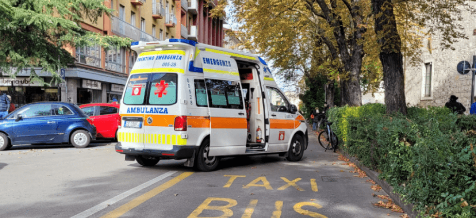 Ciclista cade e sbatte violentemente al suolo, soccorso da una passante che è una dottoressa