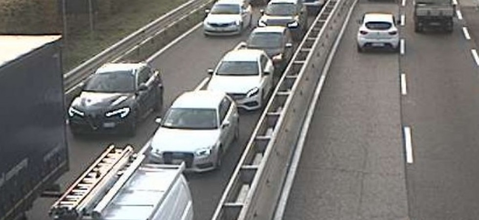 Trento, traffico in tilt a causa di un incidente sulla SS12: code e rallentamenti