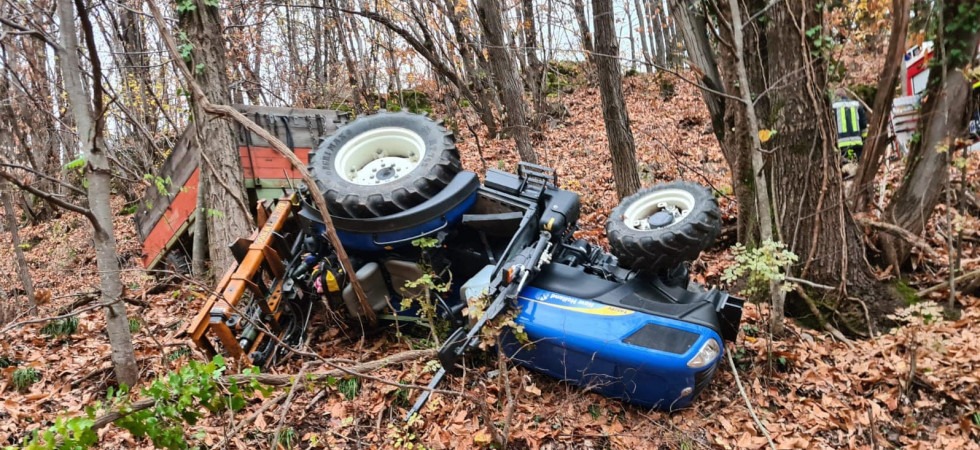 Paura nel bosco per un contadino, il trattore scivola e si ribalta: sul posto i vigili del fuoco