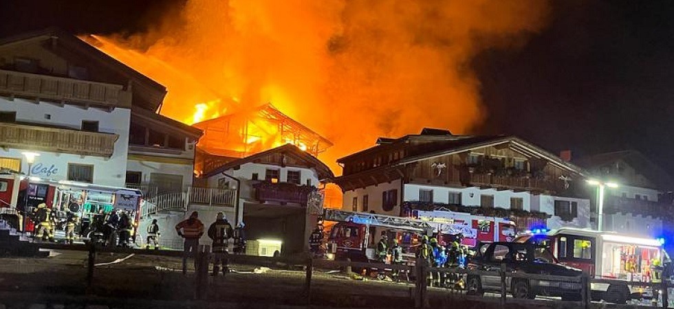 Vasto incendio nella notte, il fuoco distrugge un fienile: paura per gli edifici vicini, oltre 150 vigili del fuoco in azione