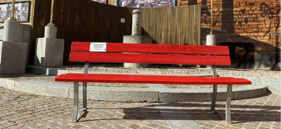 A Vermiglio una panchina rossa contro la violenza sulle donne