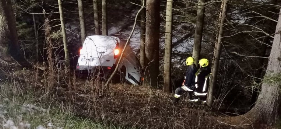 Perde il controllo del furgone e precipita in un dirupo, il mezzo si ferma contro gli alberi: un uomo trasportato in ospedale