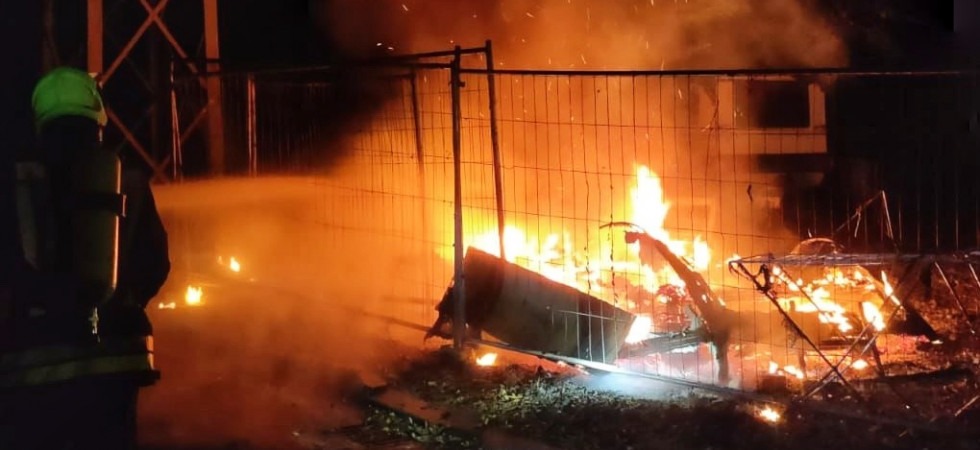 Nella notte le fiamme distruggono una roulotte, attimi di paura per la presenza di diverse bombole di gas