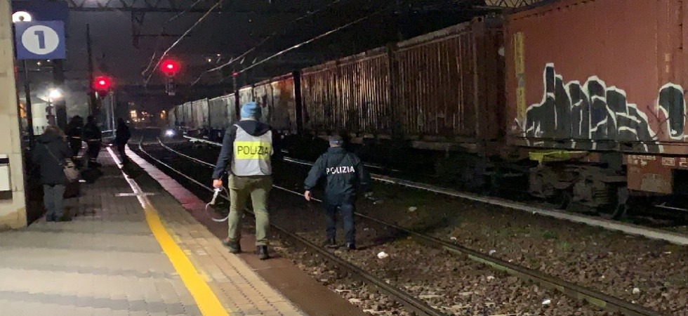 Il forte botto contro la motrice del treno merci, il dramma alla stazione di Trento: il 36enne stava attraversando i binari