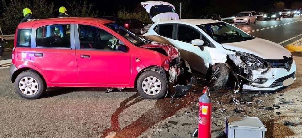 Violento schianto fra due auto sulla Mebo, gravi danni ai mezzi