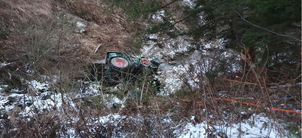Il trattore ruzzola nella scarpata, complessa operazione di recupero del mezzo agricolo da parte dei vigili del fuoco