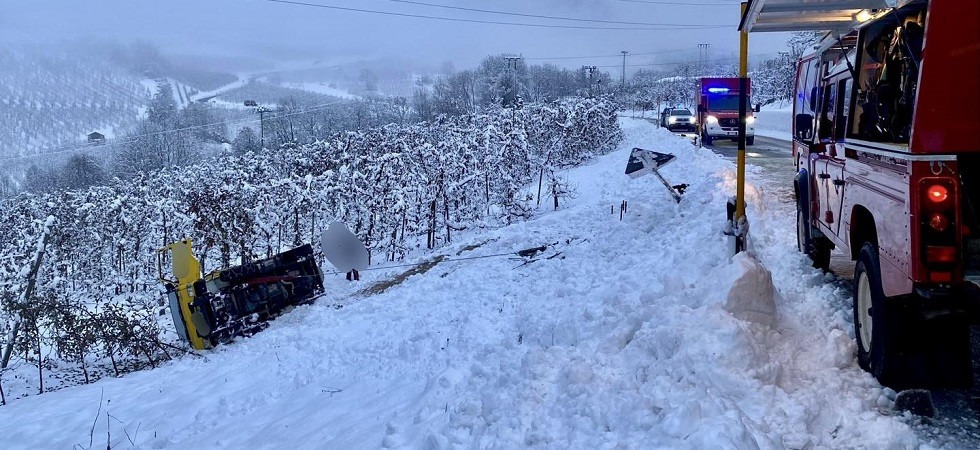 Il mezzo spargisale del Comune esce di strada e si ribalta: l’autista incastrato nel mezzo
